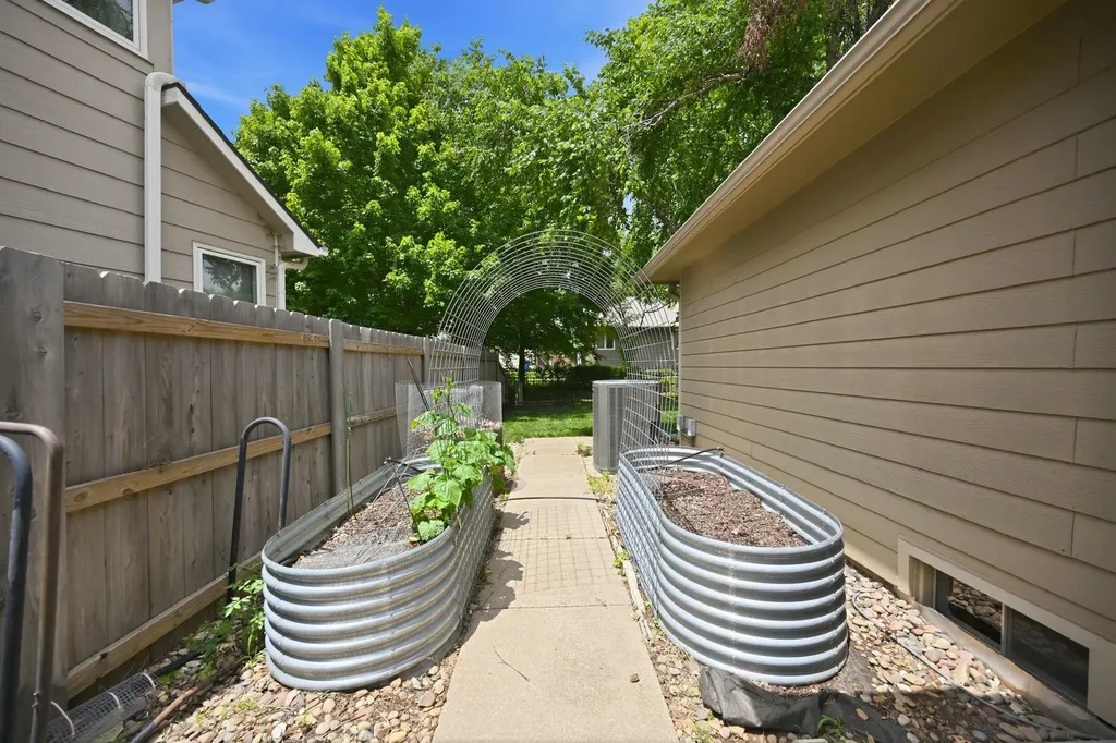 1319 N Coachhouse Court Wichita KS 67235