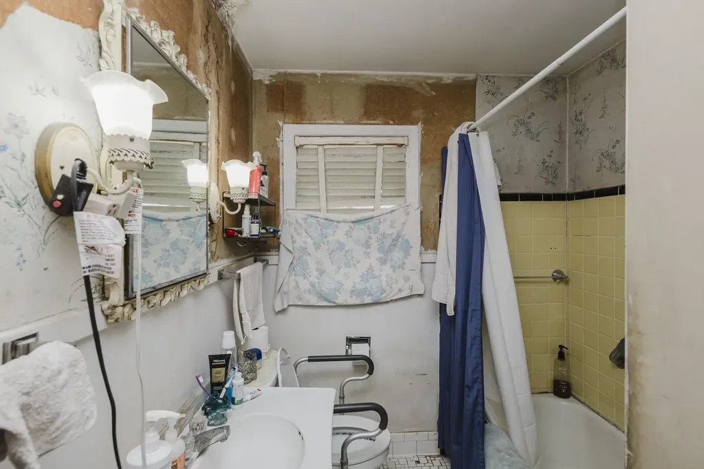 2705 E Menlo Wichita KS 67211