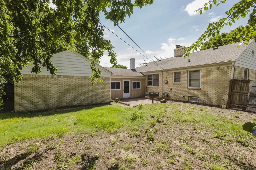 2705 E Menlo Wichita KS 67211