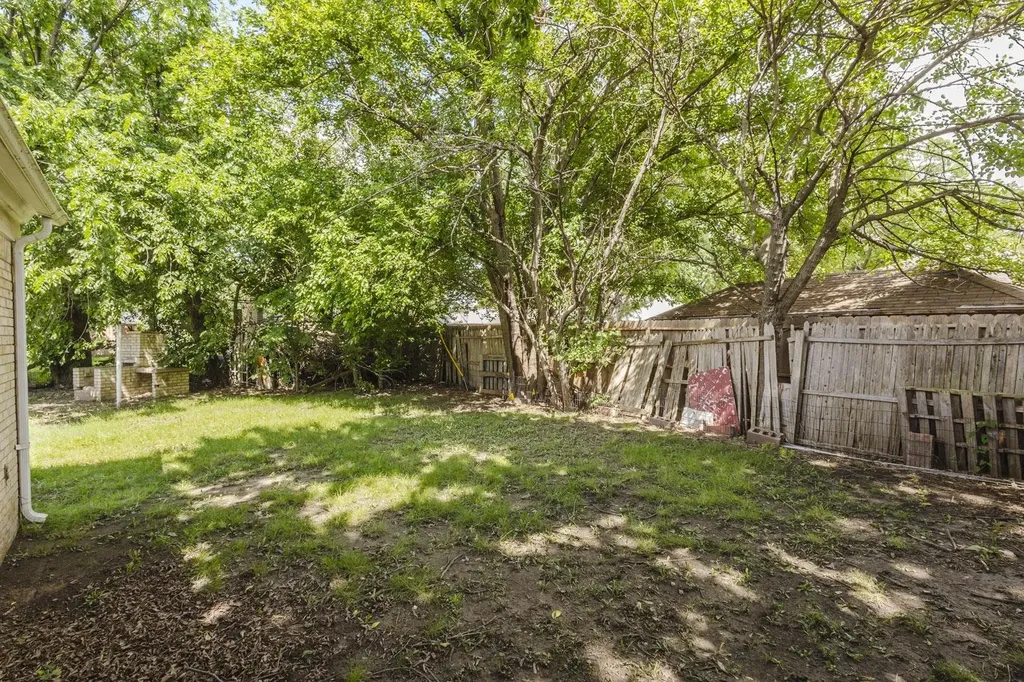 2705 E Menlo Wichita KS 67211