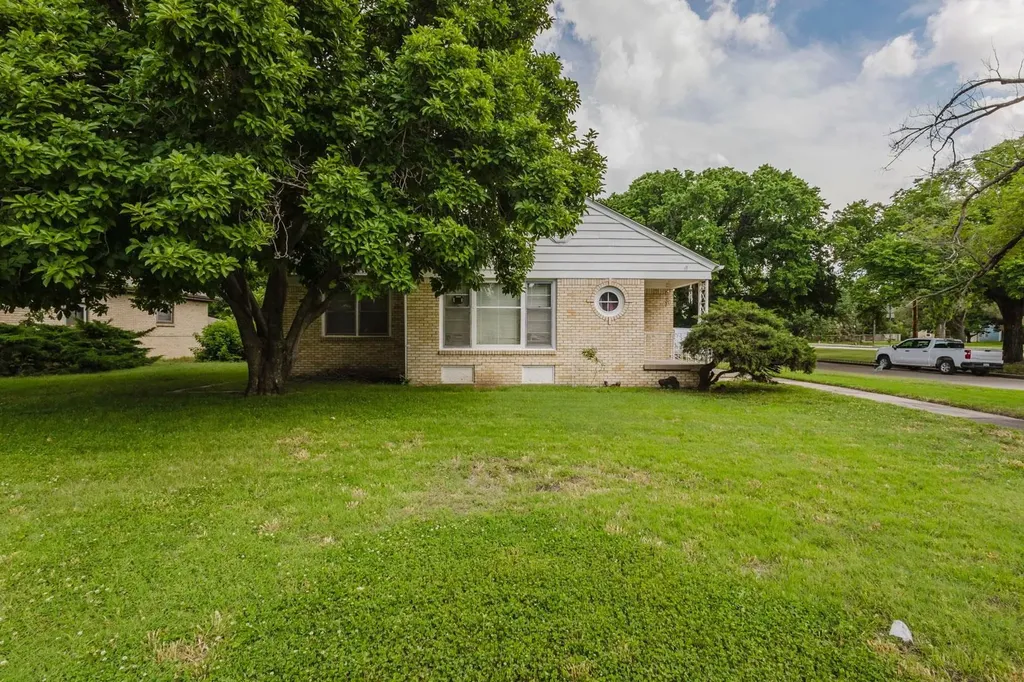 2705 E Menlo Wichita KS 67211