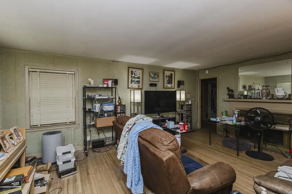 2705 E Menlo Wichita KS 67211