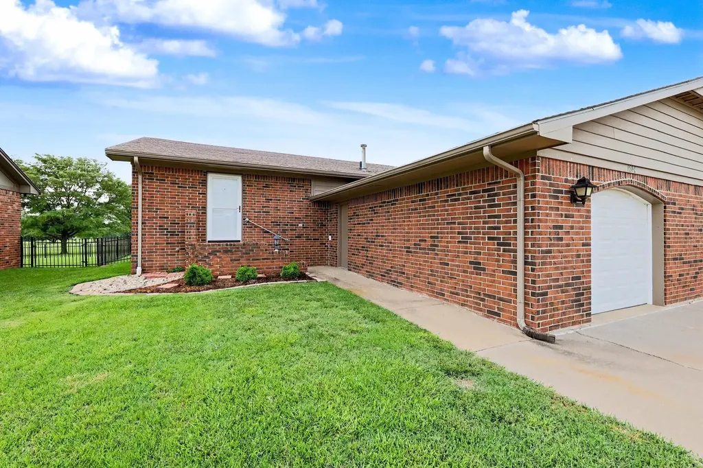 1700-1704 N Fairway Drive Augusta KS 67010