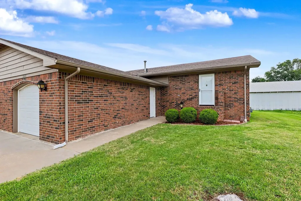 1700-1704 N Fairway Drive Augusta KS 67010