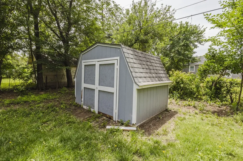 933 N Parkwood Lane Wichita KS 67208