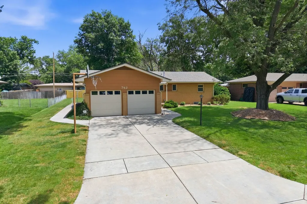 742 N Valleyview Lane Wichita KS 67212