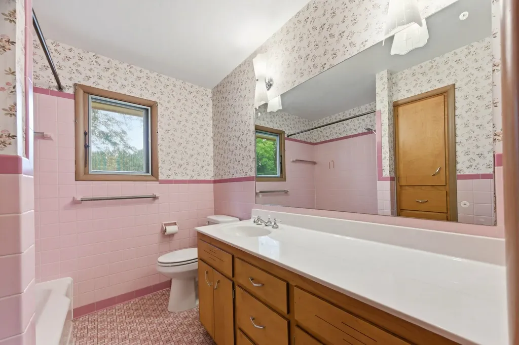 742 N Valleyview Lane Wichita KS 67212