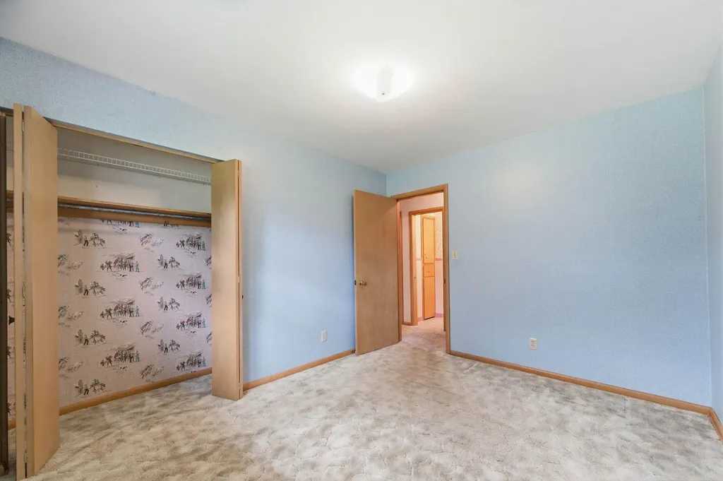742 N Valleyview Lane Wichita KS 67212