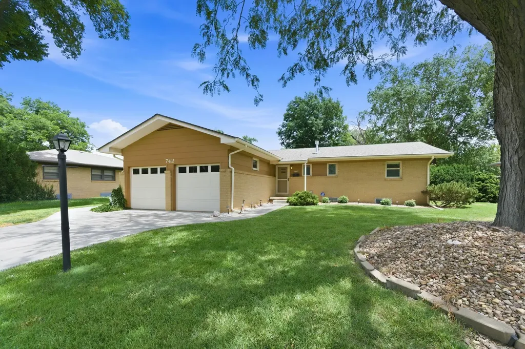 742 N Valleyview Lane Wichita KS 67212