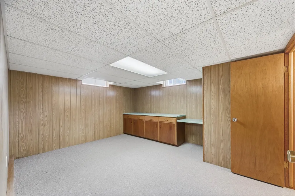 742 N Valleyview Lane Wichita KS 67212