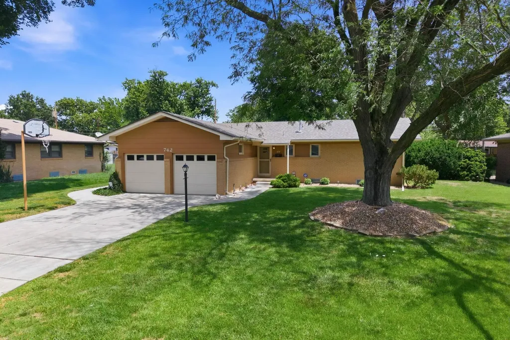 742 N Valleyview Lane Wichita KS 67212
