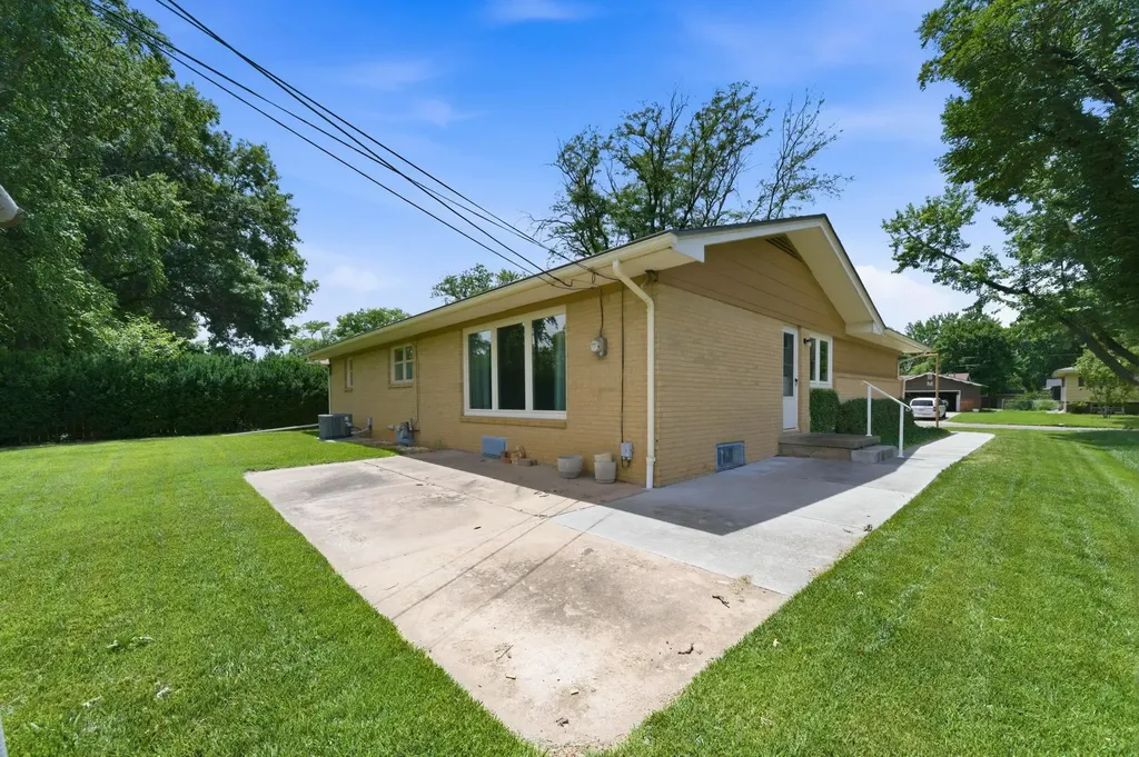 742 N Valleyview Lane Wichita KS 67212