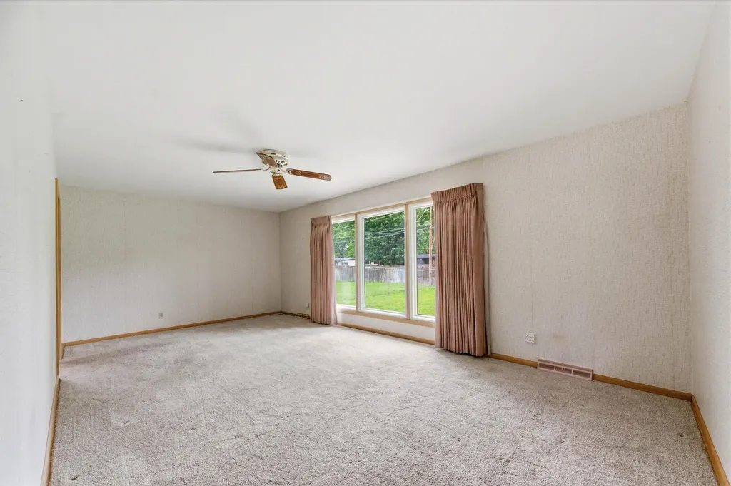 742 N Valleyview Lane Wichita KS 67212