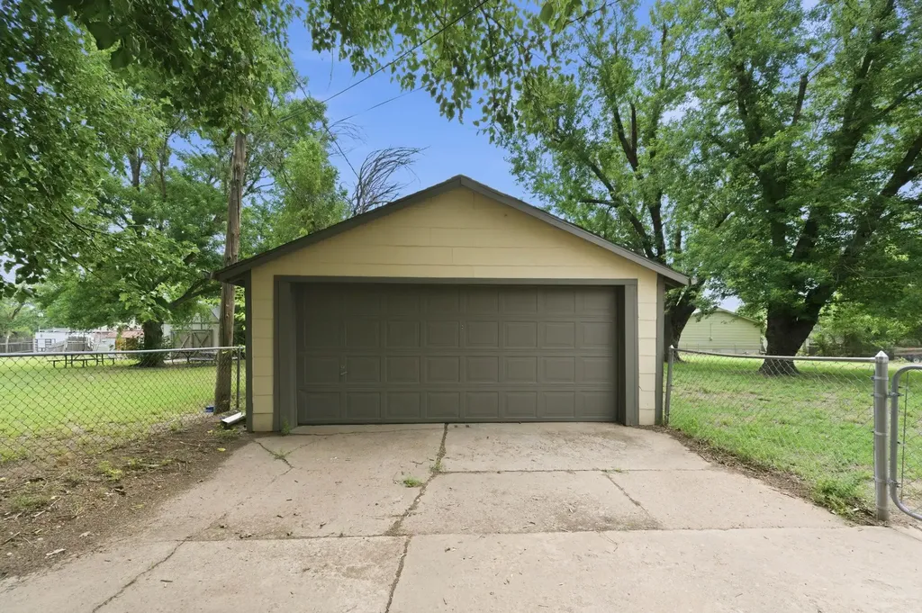 742 N Flora Wichita KS 67212
