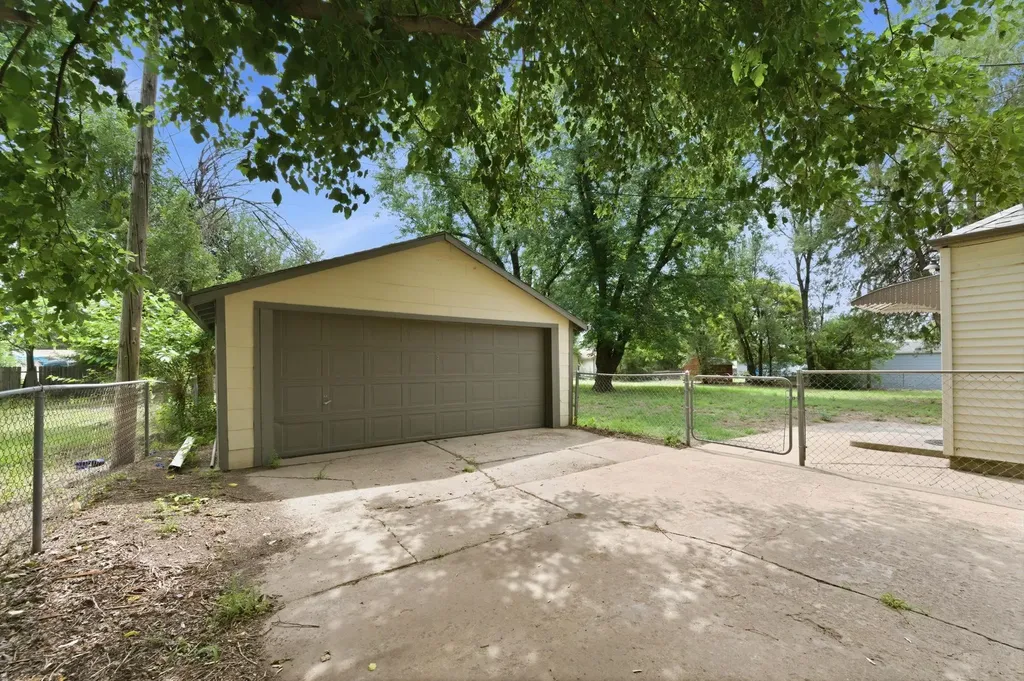 742 N Flora Wichita KS 67212