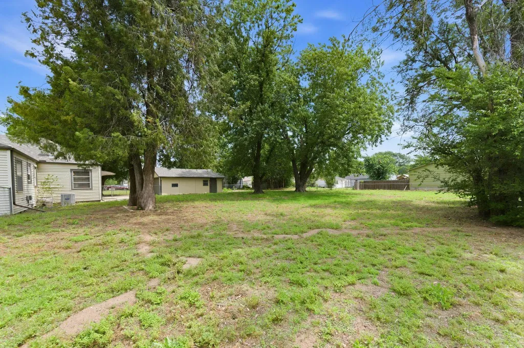 742 N Flora Wichita KS 67212