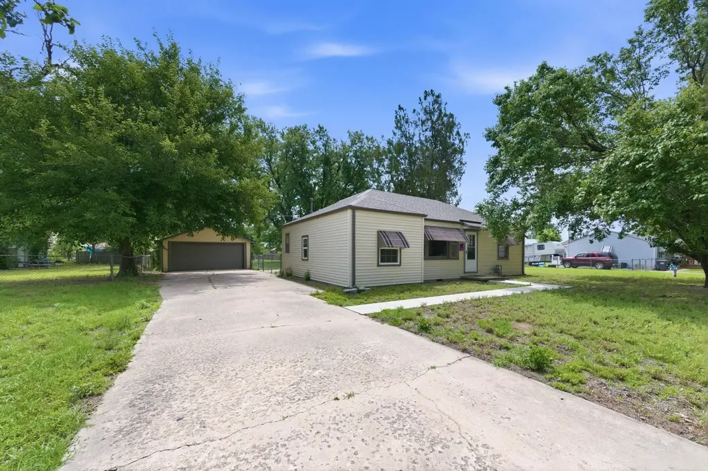 742 N Flora Wichita KS 67212