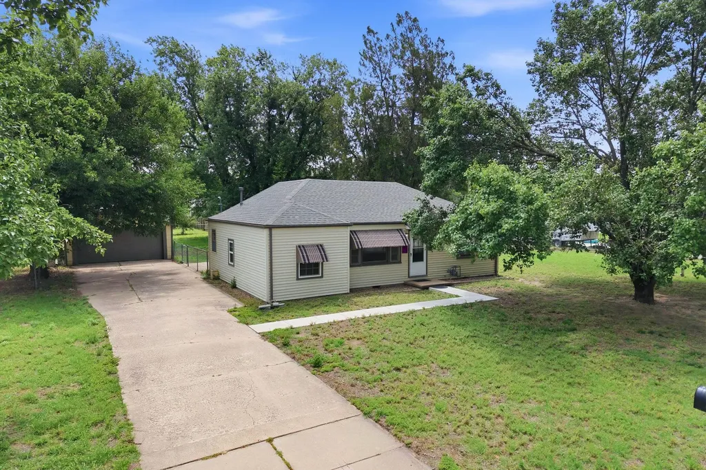 742 N Flora Wichita KS 67212