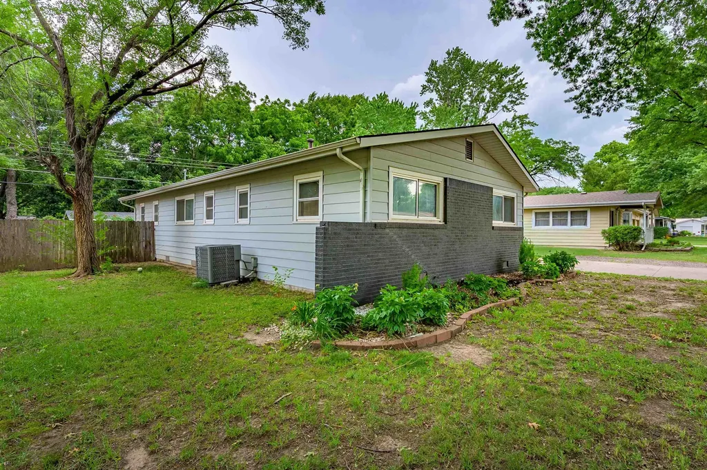 1653 Montana El Dorado KS 67042
