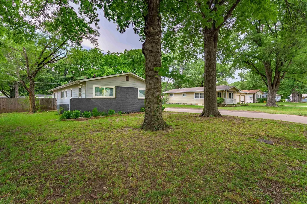 1653 Montana El Dorado KS 67042