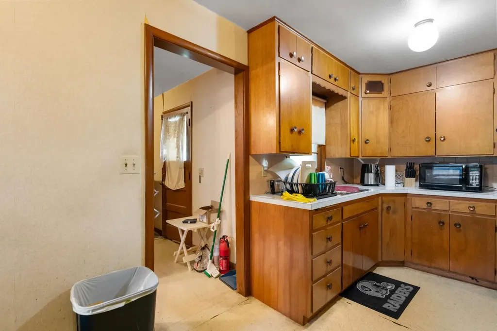 3532 S Seneca Wichita KS 67217