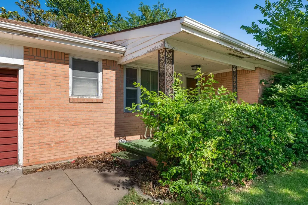 3532 S Seneca Wichita KS 67217