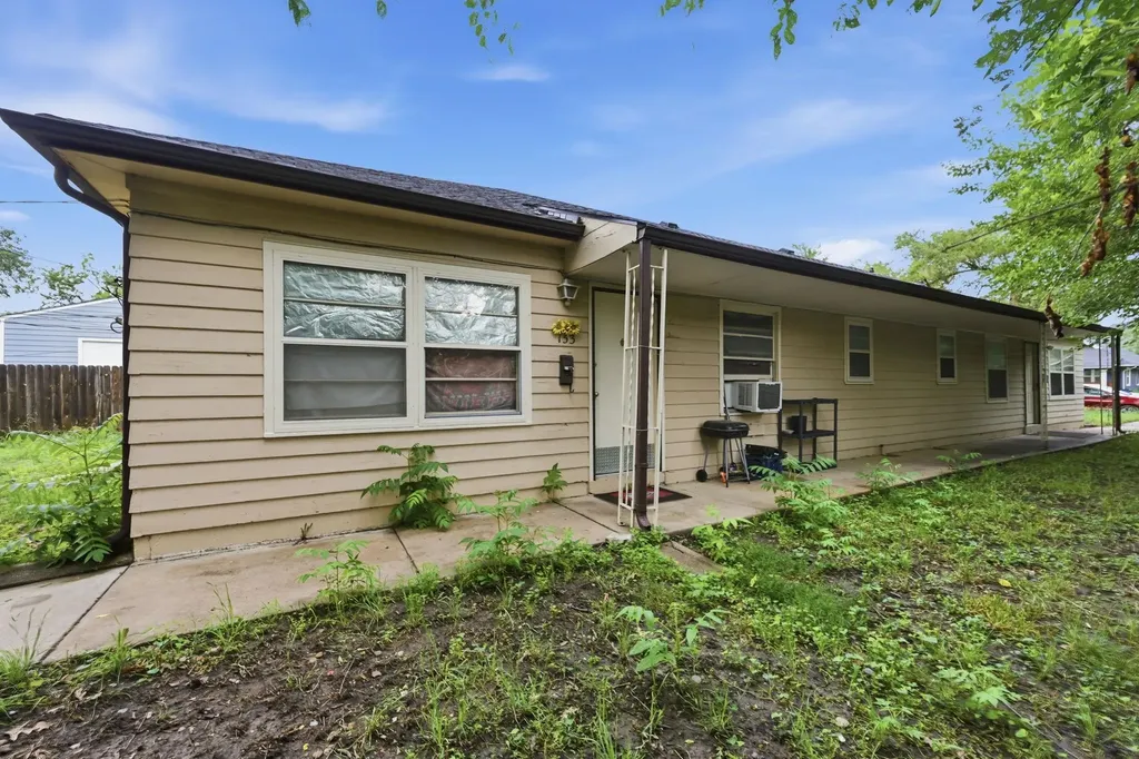 153/151 N Poplar Wichita KS 67214