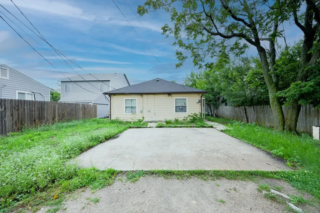 153/151 N Poplar Wichita KS 67214