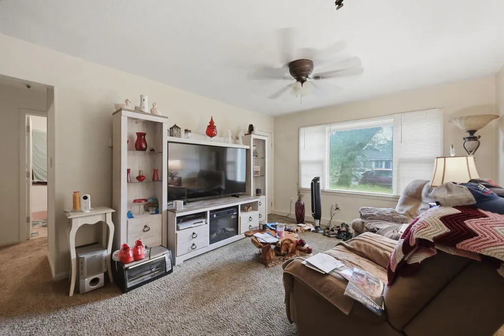 153/151 N Poplar Wichita KS 67214