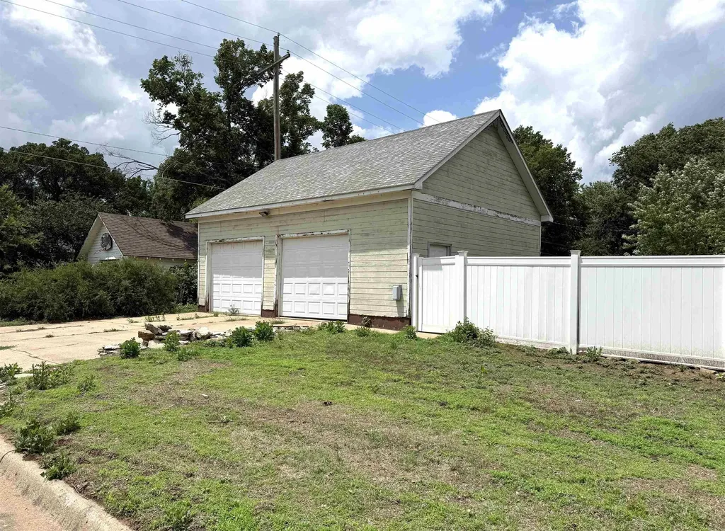 202 N Madison Avenue Anthony KS 67003