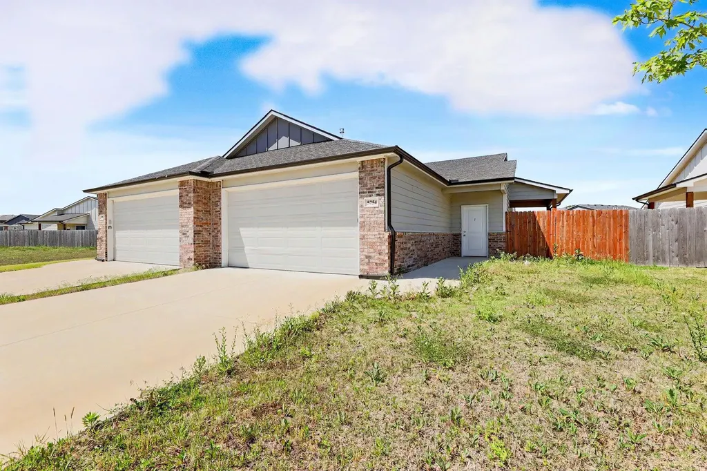 5752 E Bristol Wichita KS 67220