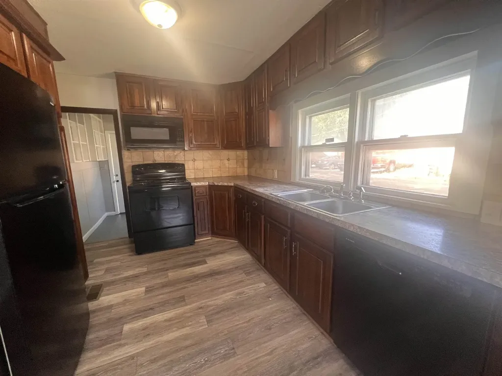 825 W 33rd N Wichita KS 67204