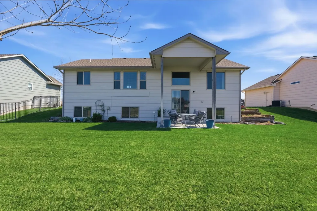 1709 N Thoroughbred Circle Wichita KS 67235