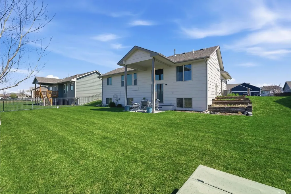 1709 N Thoroughbred Circle Wichita KS 67235