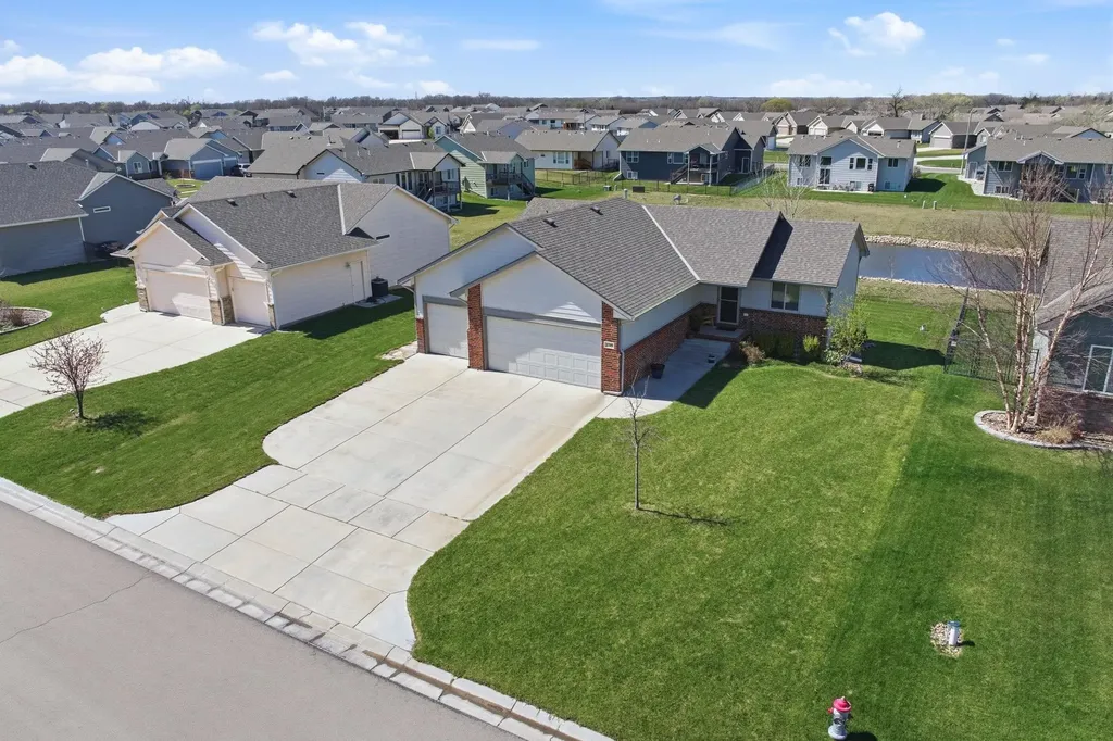 1709 N Thoroughbred Circle Wichita KS 67235