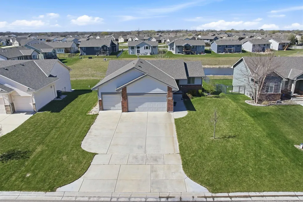 1709 N Thoroughbred Circle Wichita KS 67235