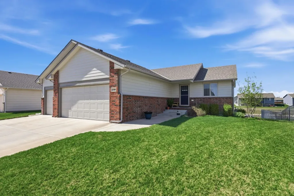 1709 N Thoroughbred Circle Wichita KS 67235