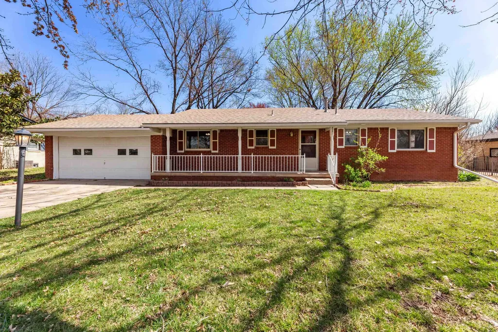320 S 1st Avenue Clearwater KS 67026
