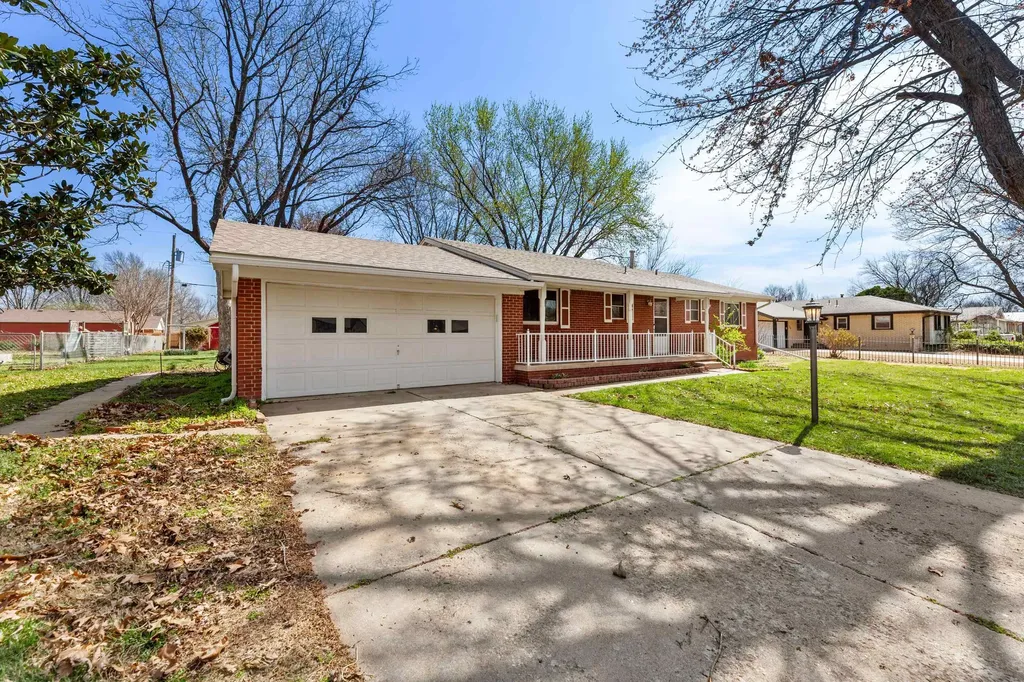 320 S 1st Avenue Clearwater KS 67026