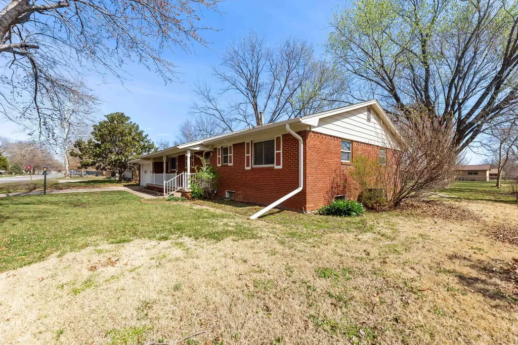 320 S 1st Avenue Clearwater KS 67026