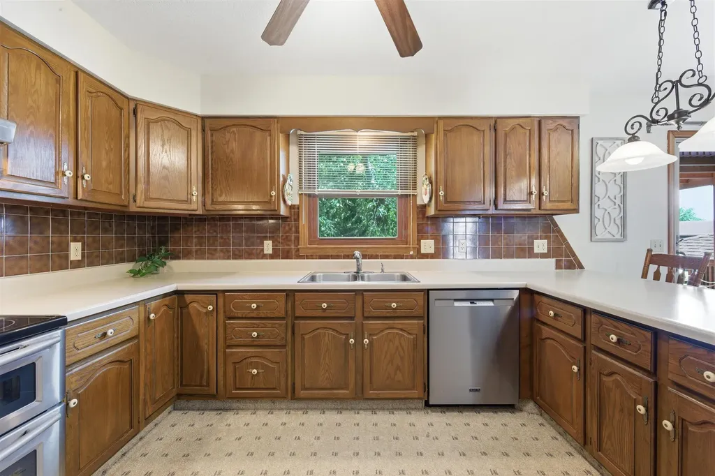 836 Trinity Court Newton KS 67114
