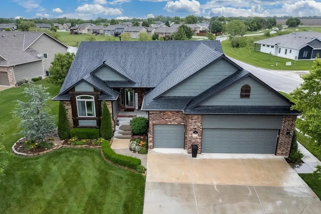 2332 N Lakeview Court Andover KS 67002