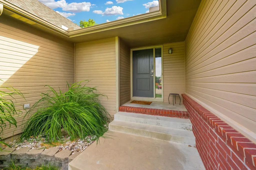 110 S Angela Circle Wichita KS 67235