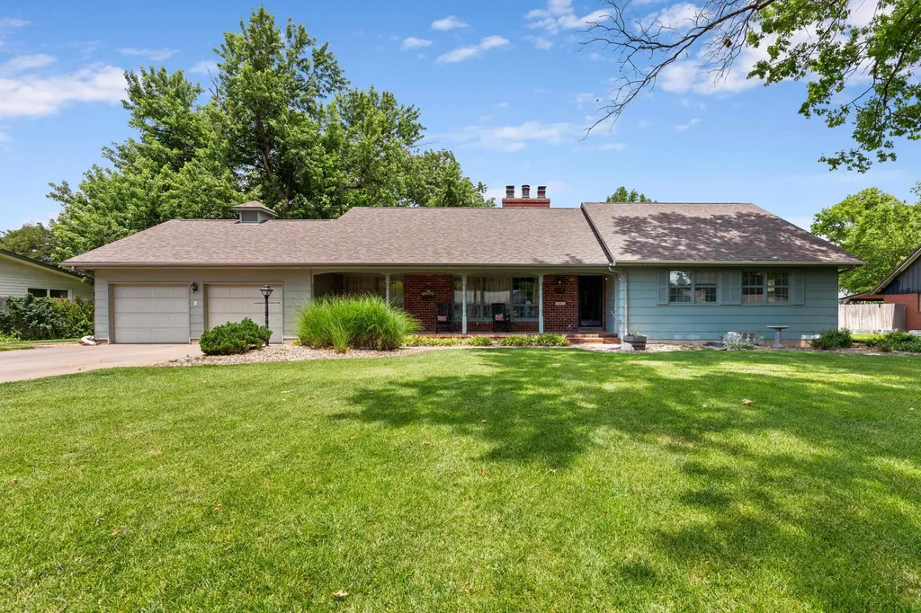 910 W 4th Street Halstead KS 67056-2021