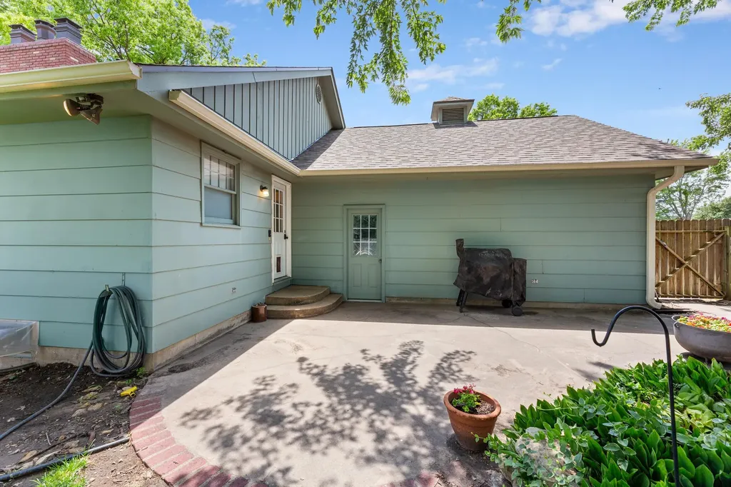 910 W 4th Street Halstead KS 67056-2021