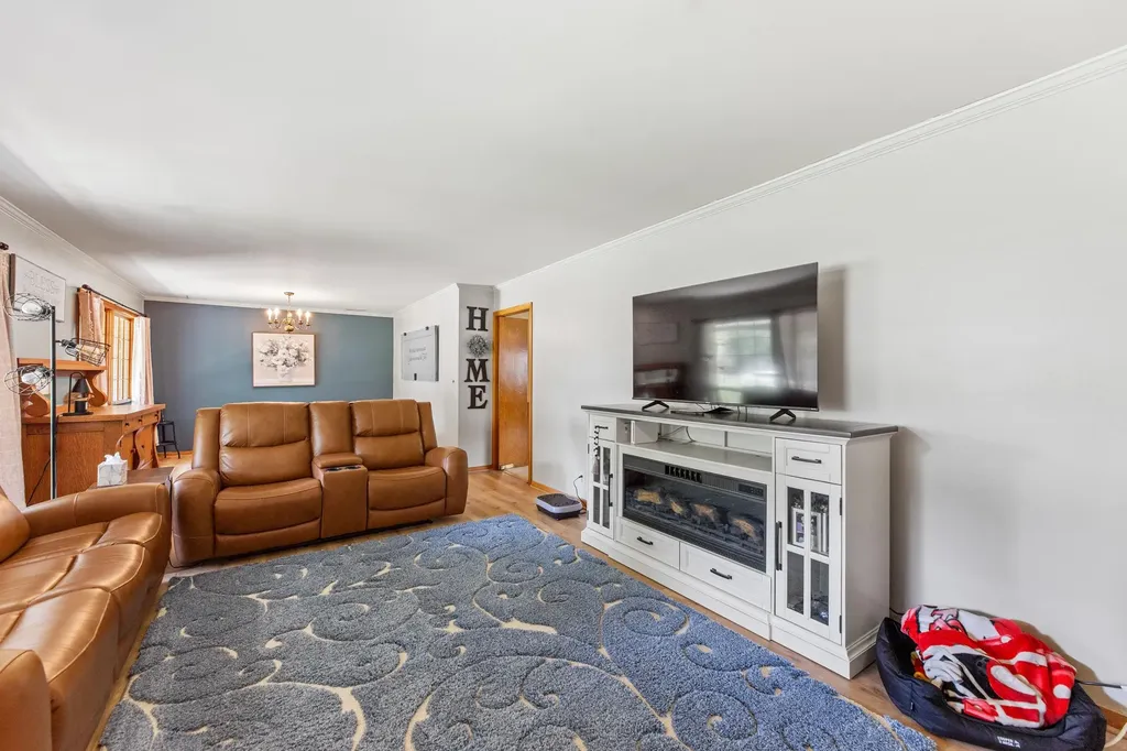 910 W 4th Street Halstead KS 67056-2021