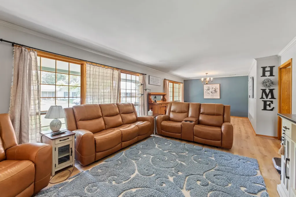 910 W 4th Street Halstead KS 67056-2021