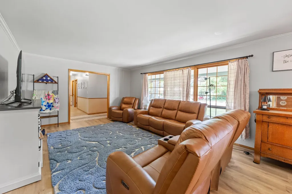 910 W 4th Street Halstead KS 67056-2021