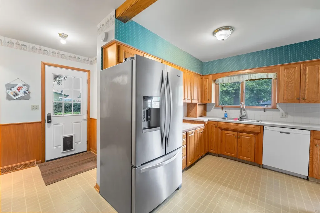 910 W 4th Street Halstead KS 67056-2021