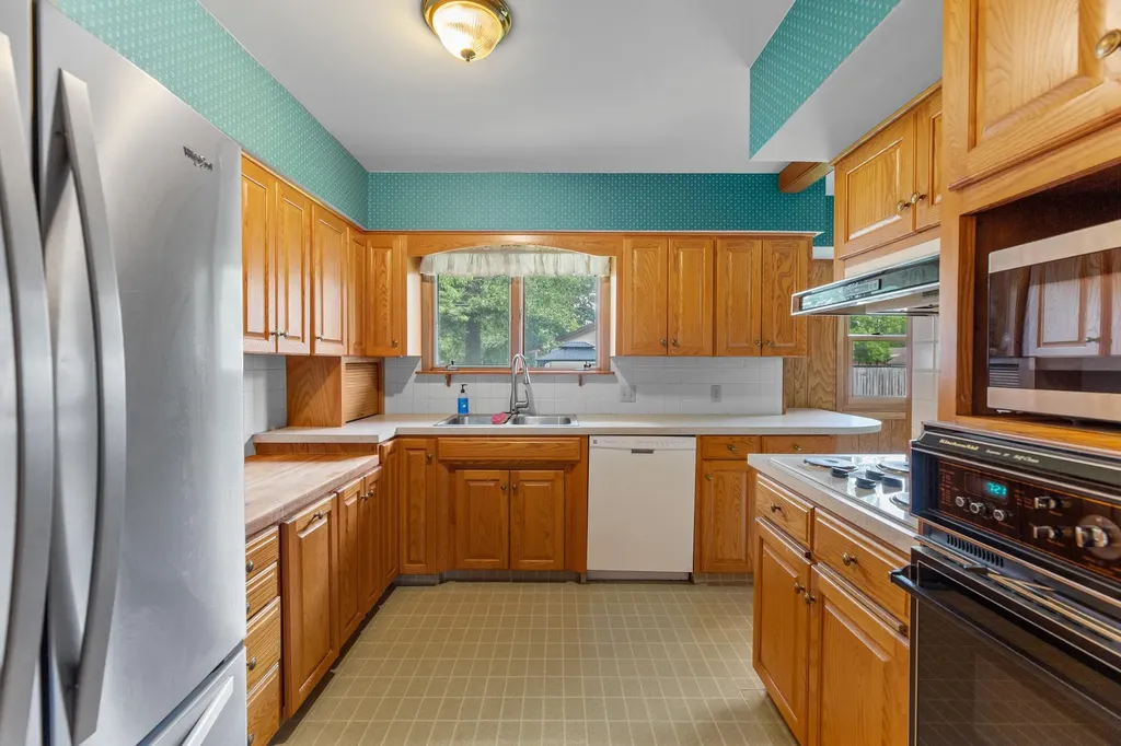 910 W 4th Street Halstead KS 67056-2021